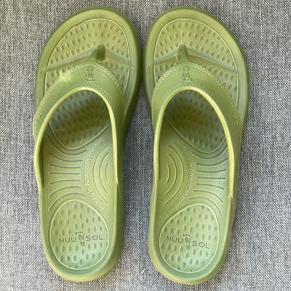 Nuu Sole Green Flip Flops Women Sz 8